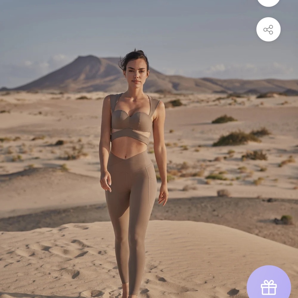 Wiskii Set Sports Bra and Matching Leggings Almond Butter SZ S